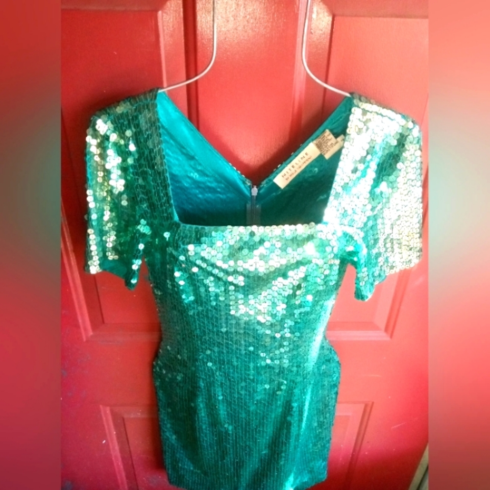 NITELINE by DELLA ROUGOGALI. Turquoise sequined short sleeved minidress. 80s vin